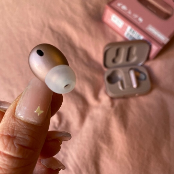 NWB Noise Cancelling Rose Gold London EarPods - Picture 6 of 11